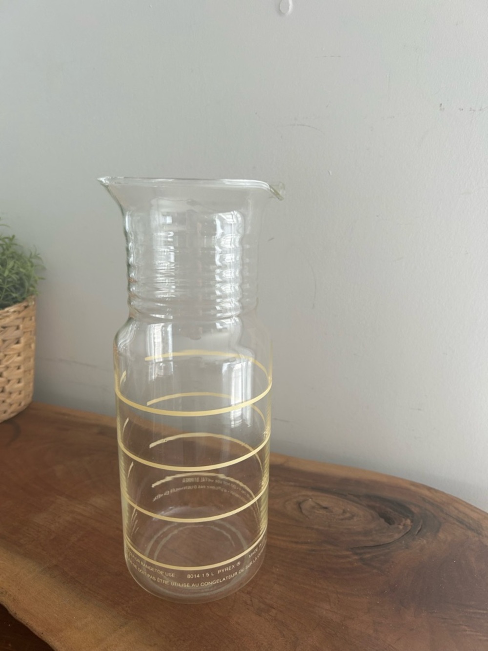 Pyrex Clear Glass Tall Carafe Juice Jug with Pale Yellow Banding Measuring Lines